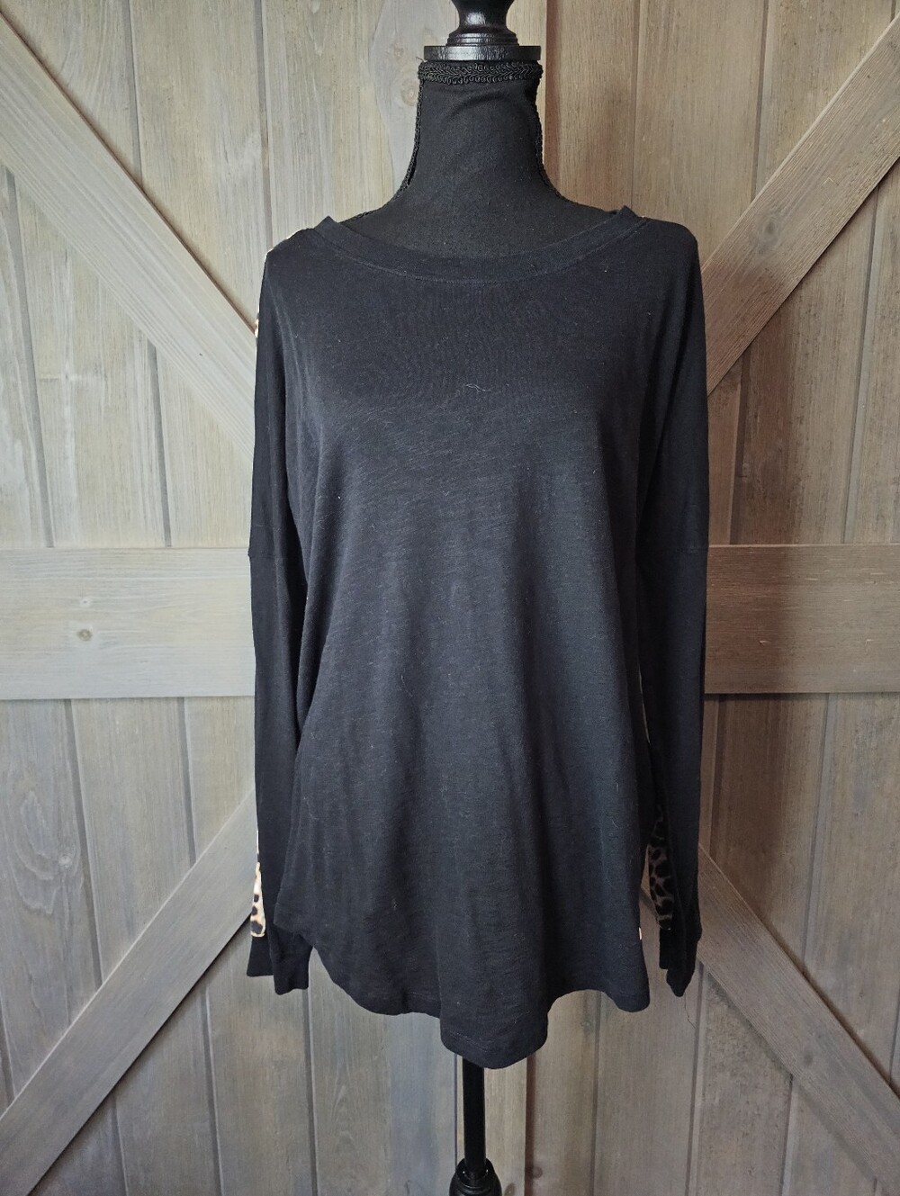 Victoria's Secret Black Long Sleeve Top with Leopard Print Accent sz Large